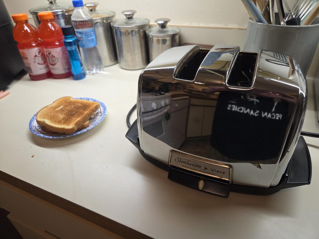 焼けたトーストとSunbeamトースター