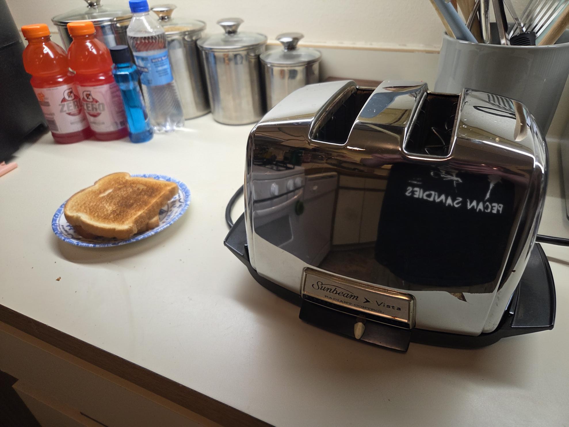 焼けたトーストとSunbeamトースター