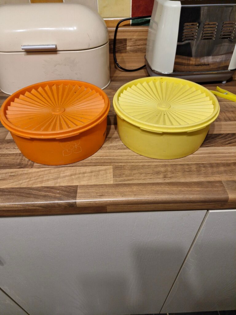 オレンジと黄色のプラスチック容器2個