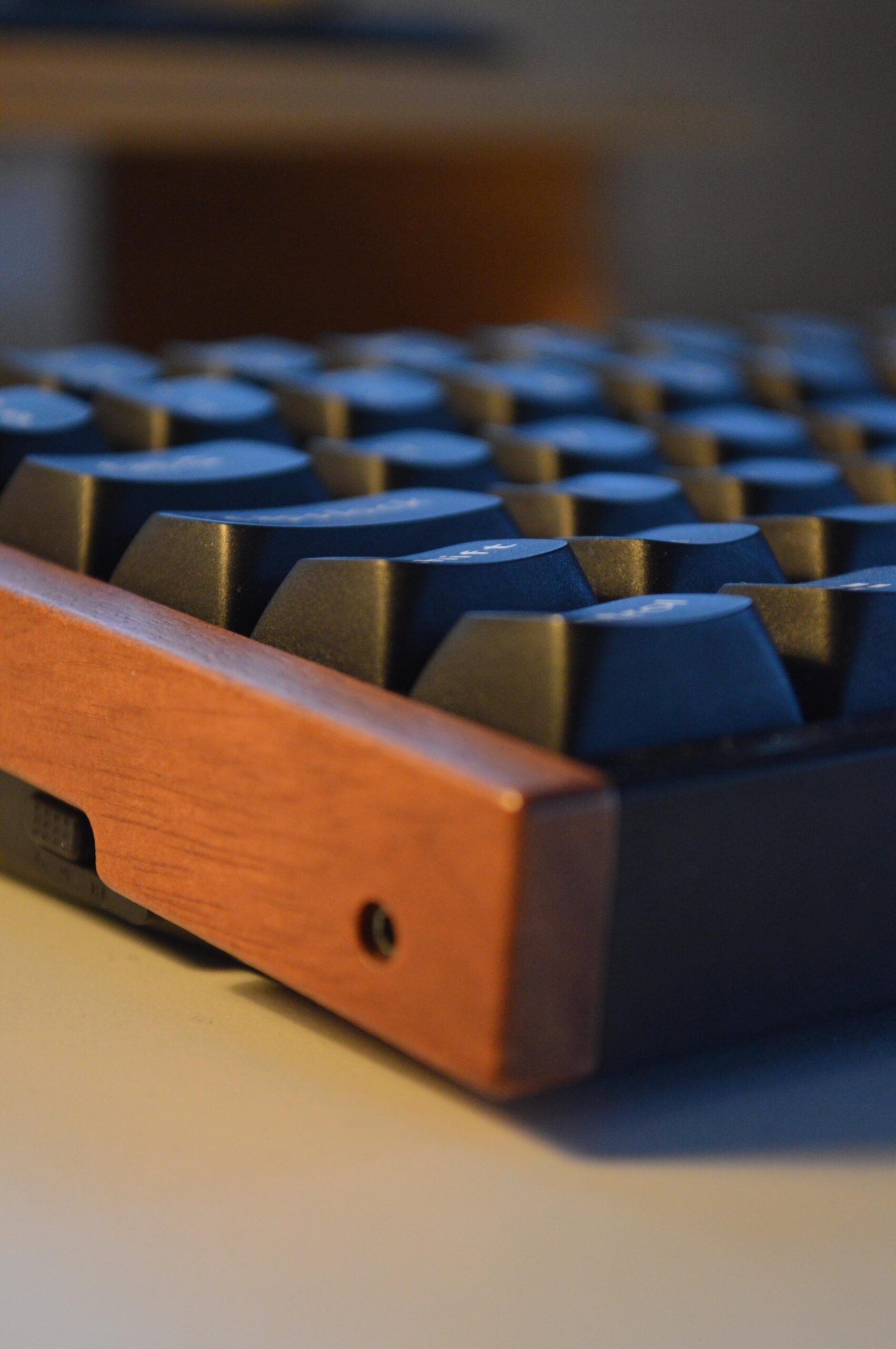 木製パネルのキーボード