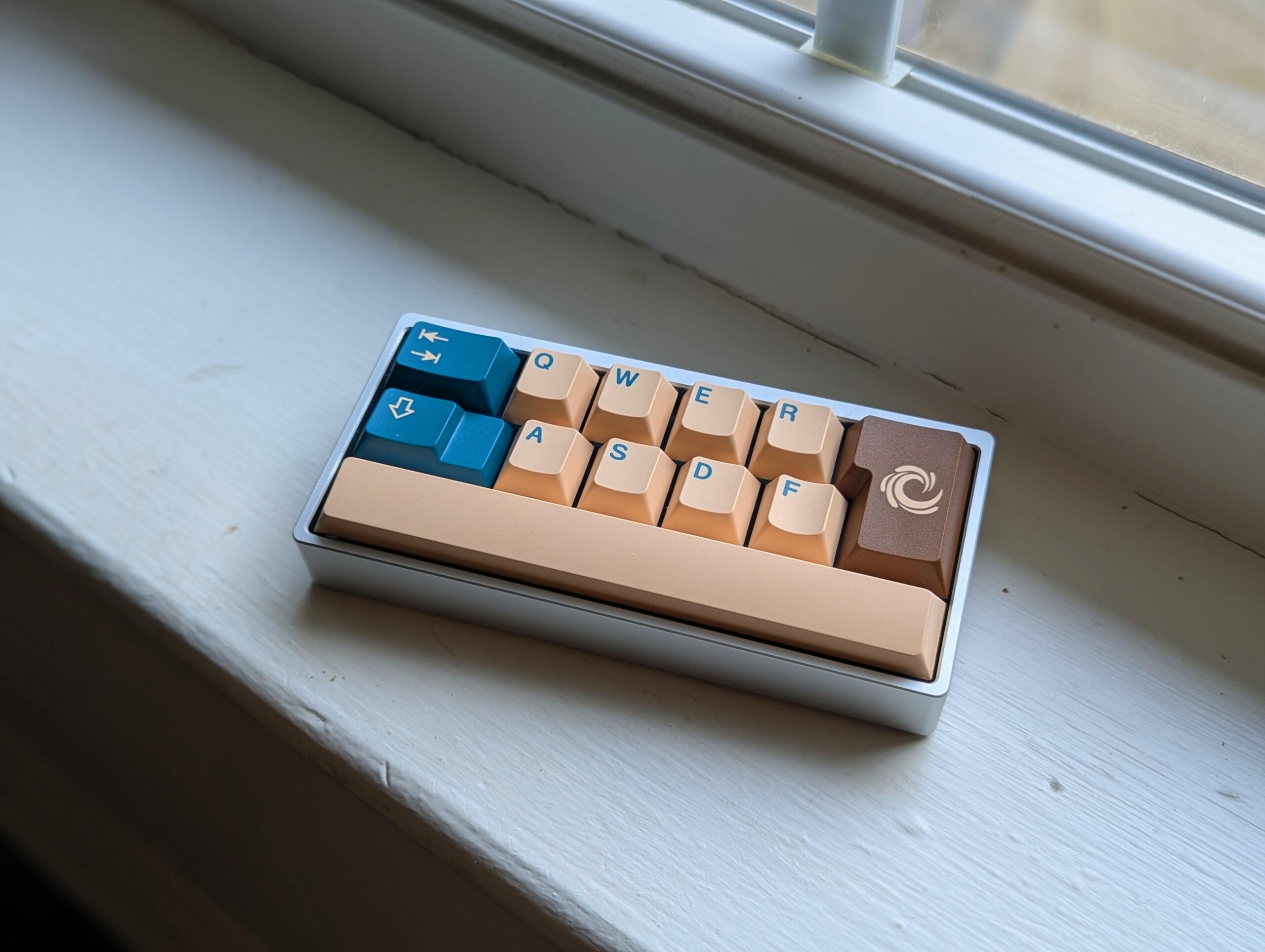 青とベージュのミニキーボード