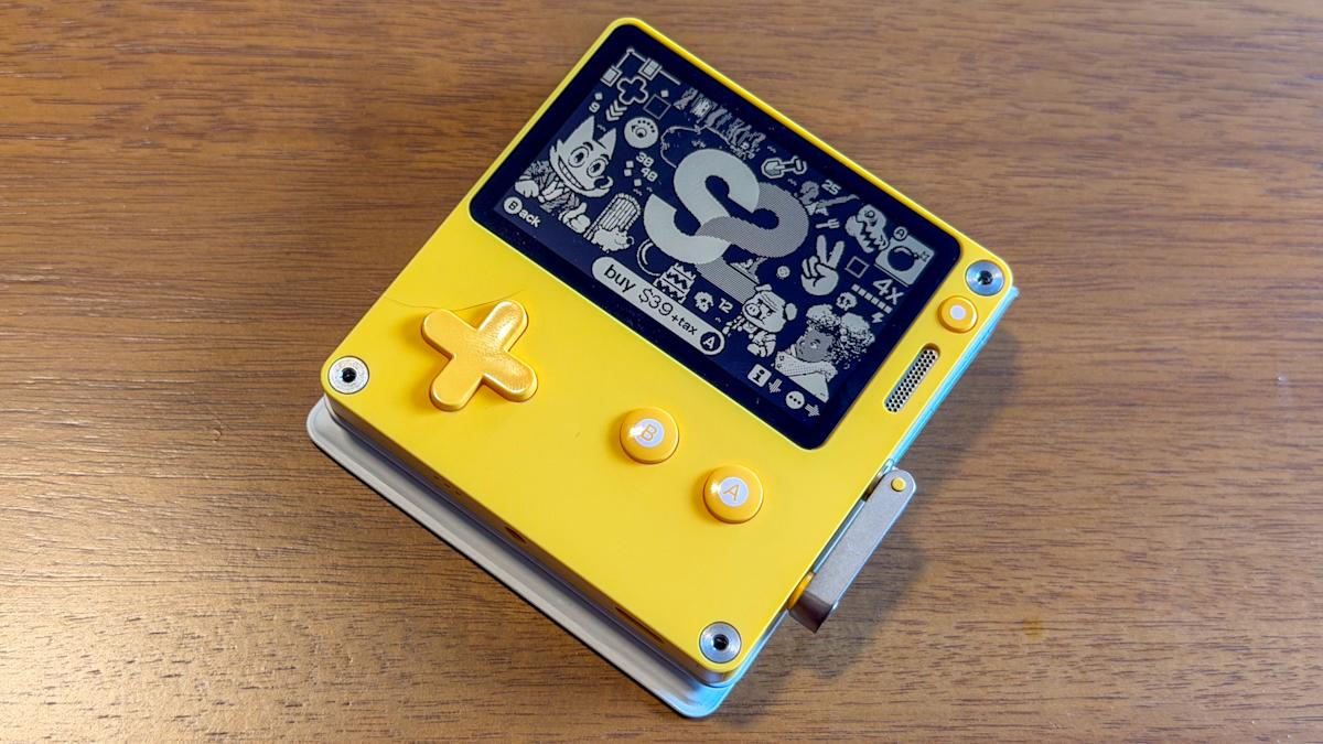 黄色いクランク付き携帯ゲーム機