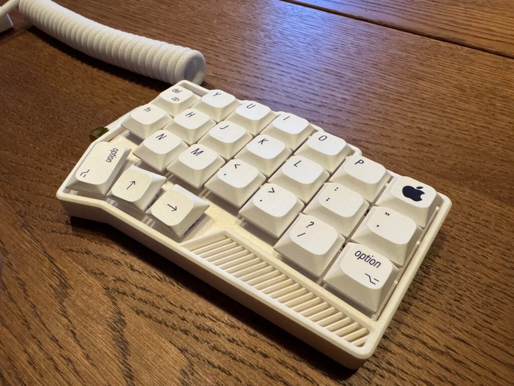 白いコイルケーブルのAppleロゴキーボード