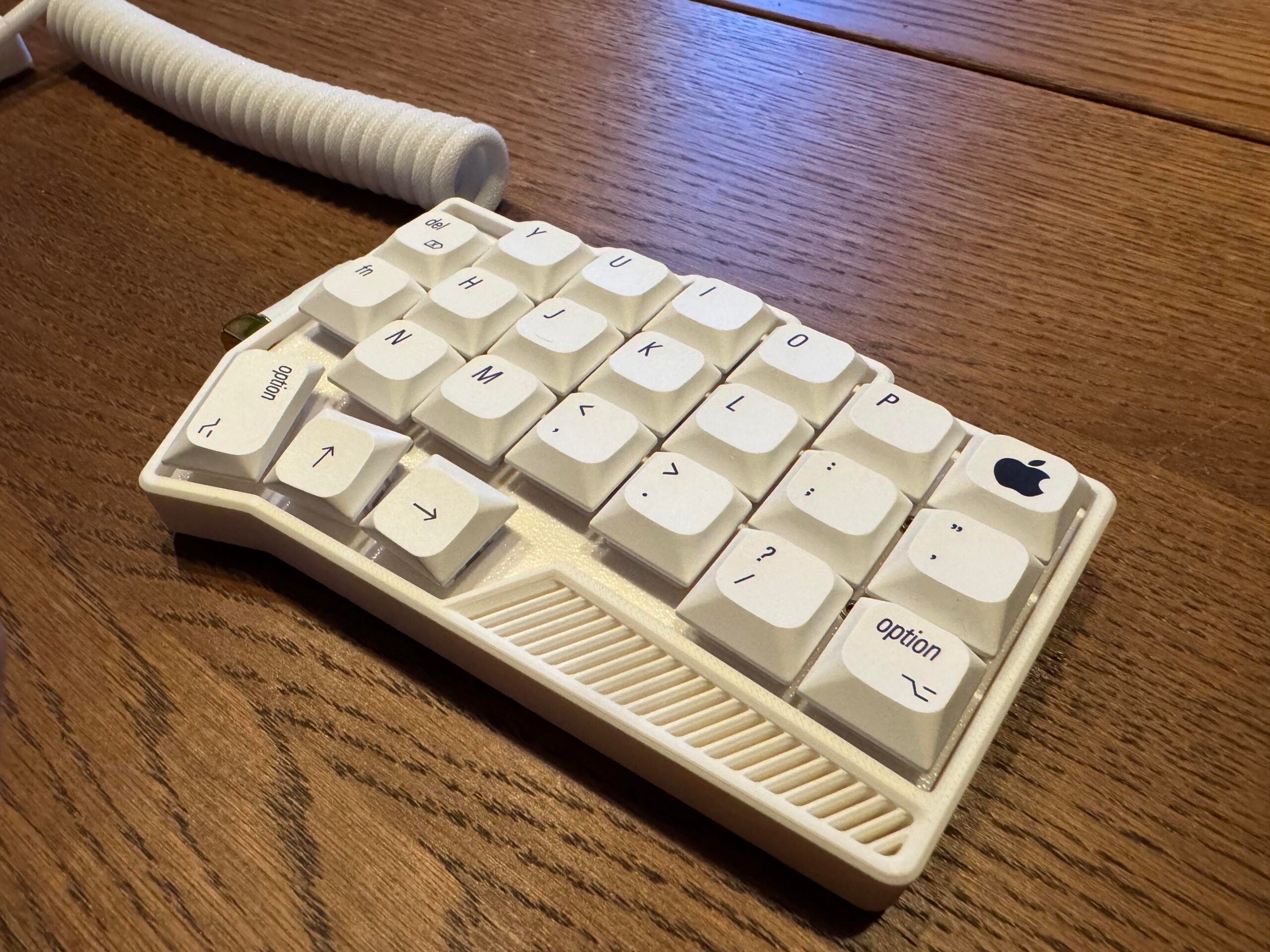 白いコイルケーブルのAppleロゴキーボード