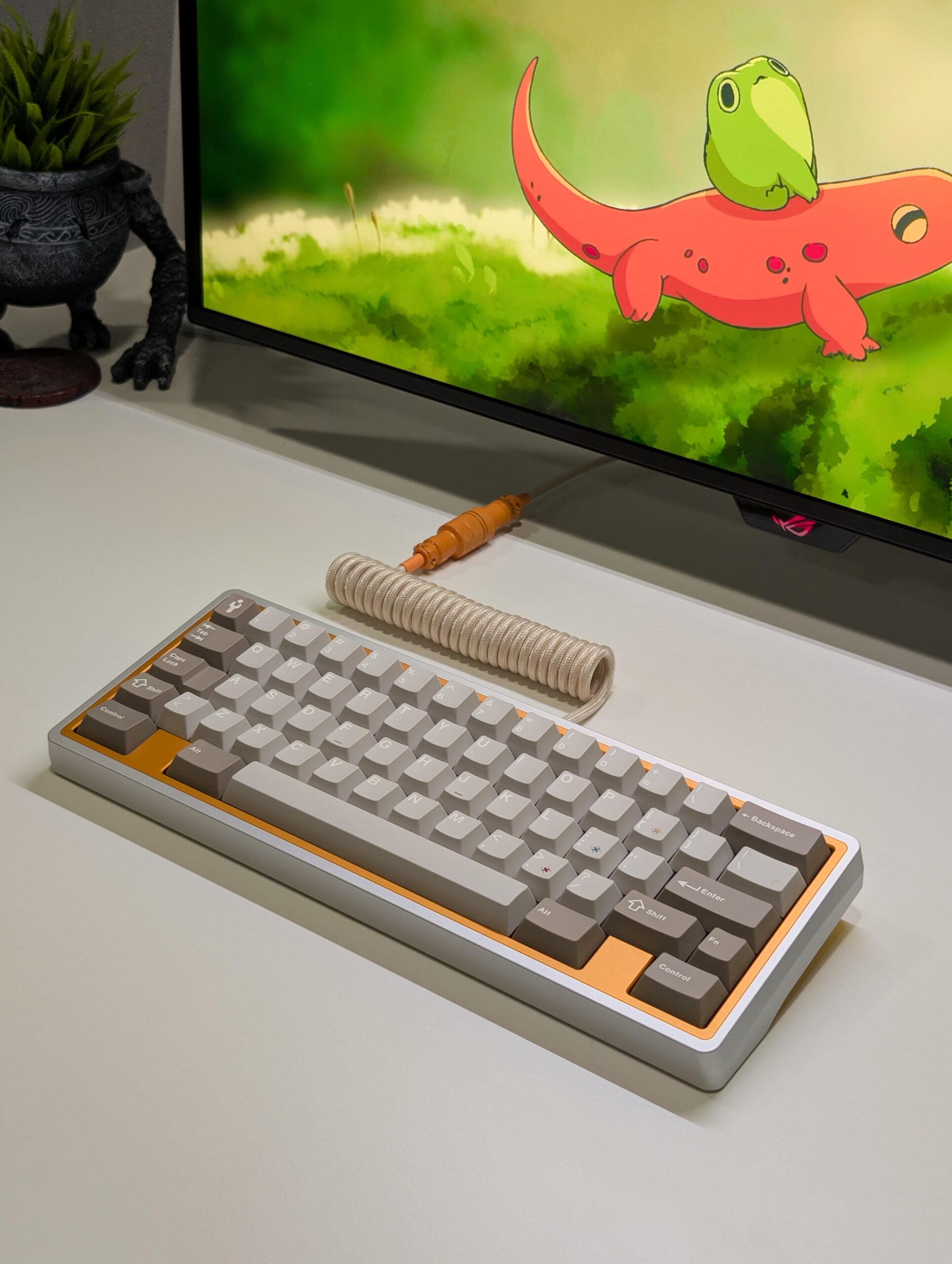 シルバーとオレンジのメカニカルキーボード