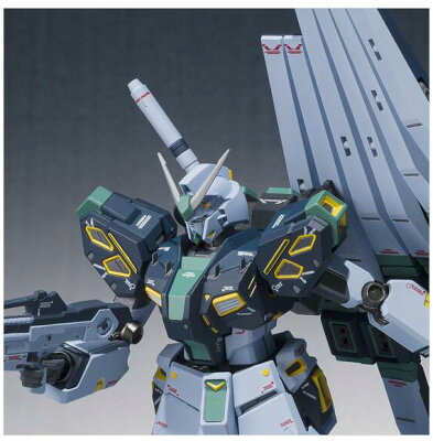 銃を持つグレーと緑のガンプラ