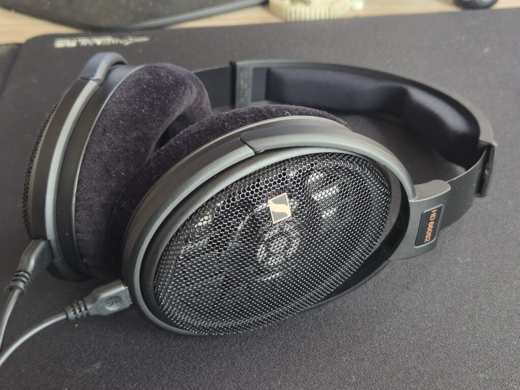 黒いゼンハイザーHD 660S2ヘッドホン
