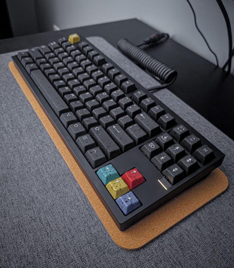斑点模様の黒いメカニカルキーボード