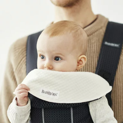 BABYBJÖRNの抱っこ紐で抱かれる赤ちゃん