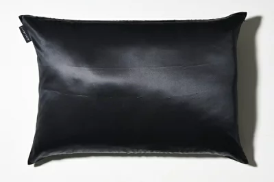 黒いサテンの枕