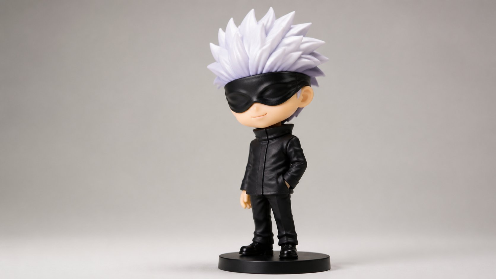 目を覆う黒い布をつけたフィギュア